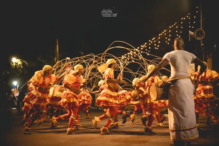Traditional drummers at Kelaniya Duruthu perahara